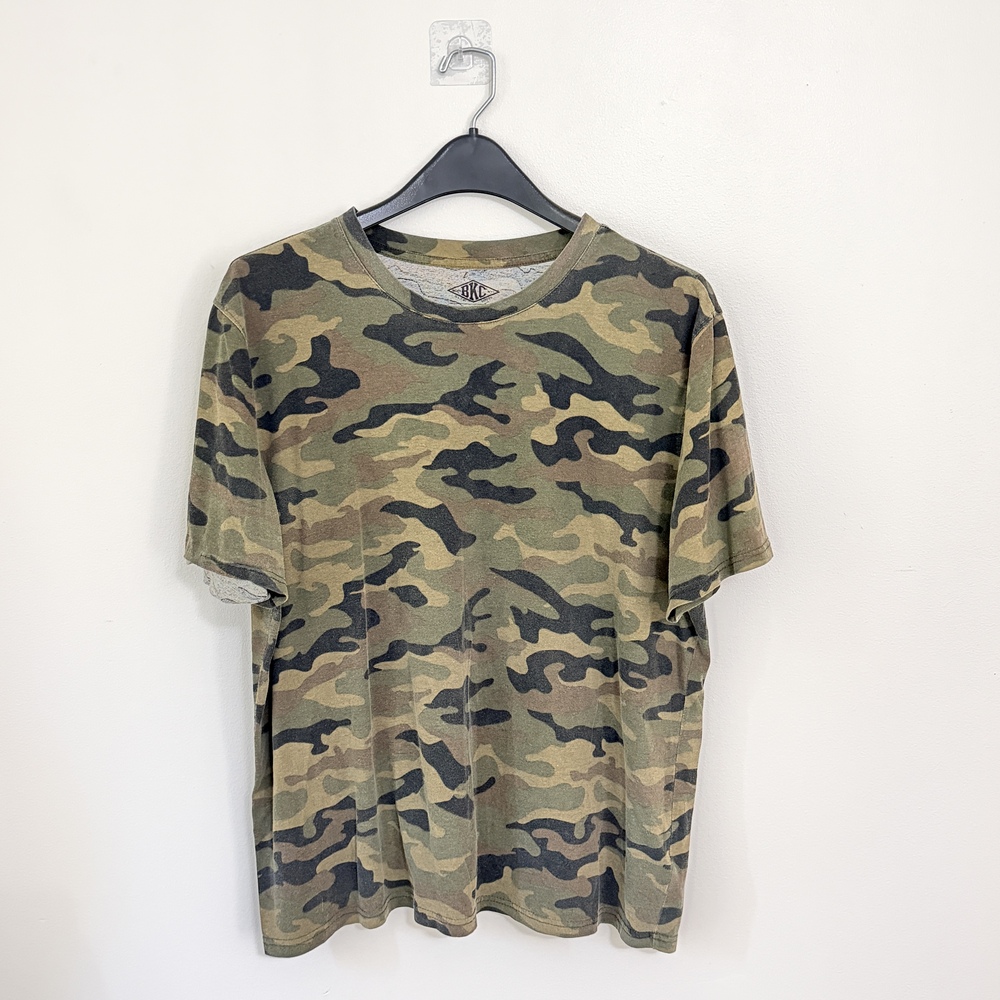 Men XL Camouflage tee in XL  Camouflage Top in Green woodland camo